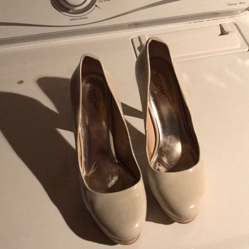 Michael Kors Soze 7.5 cream pump! Great condition